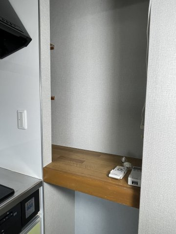 プラージュ芦屋のキッチン|ガスコンロ横の収納スペース