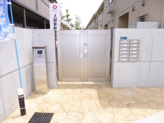 メゾン　ド　SATOMI　A棟のエントランス