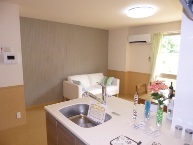 メゾン　ド　SATOMI　A棟の居間・リビング