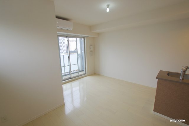 ラルーチェ北梅田　仲介手数料無料の居間・リビング