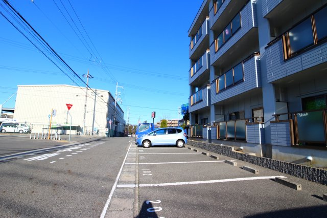 ディアコートKの駐車場