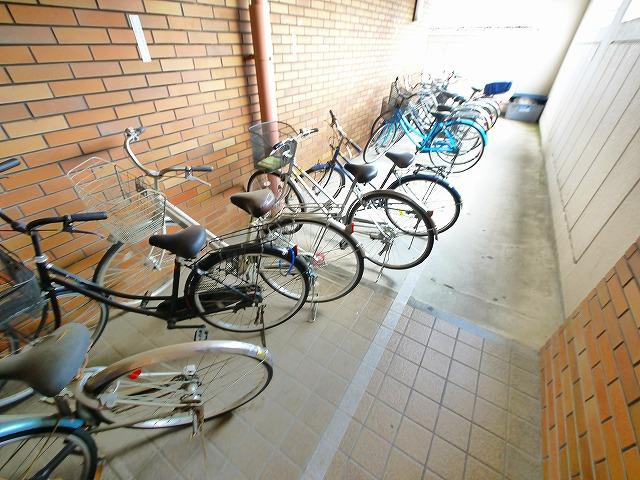 東川ビルのその他共用部分|台数に余裕のある駐輪場