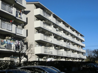 【外観】 | 総戸数284戸のビッグコミュニティー。陽当り・住環境良好です。H26年12月大規模修繕。