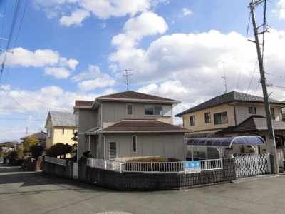 【外観】 | 大津市仰木の里6丁目13-5 角地戸建て | 建物外観、角地の接道状況を確認頂けます。