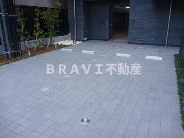 パークアクシス本町　BRAVI不動産の駐車場|【パークアクシス本町】駐車場完備です