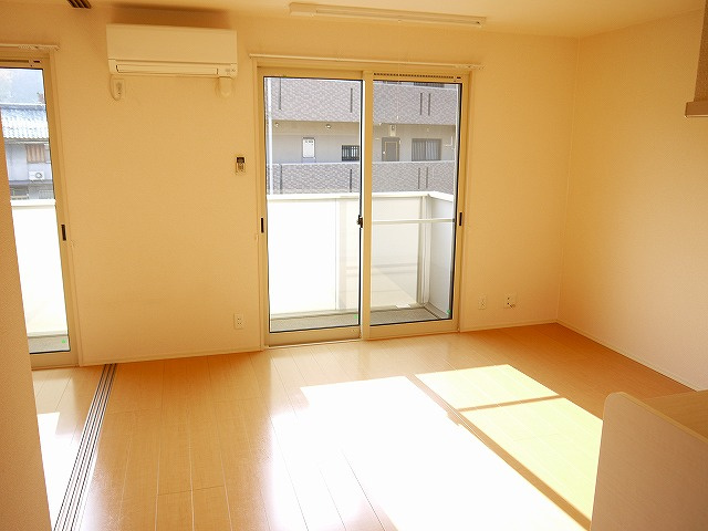 メゾンｅコート　Ａ棟のキッチン|コンパクトなキッチンで掃除もラクラク