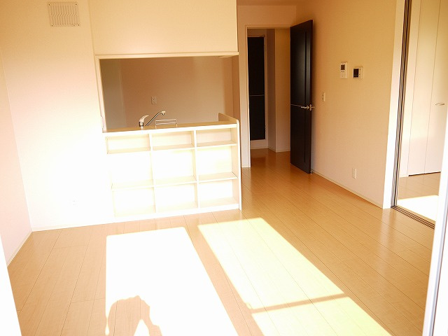 メゾンｅコート　Ａ棟の内装|こちらの居間で趣味の時間をお楽しみください