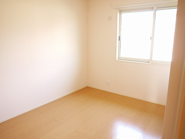 メゾンｅコート　Ａ棟の寝室|使い勝手のいい寝室です