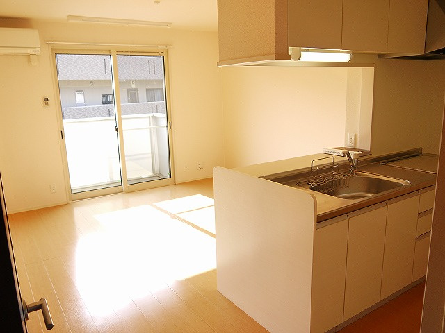 メゾンｅコート　Ａ棟の居間・リビング|ゆったり過ごせるリビングです