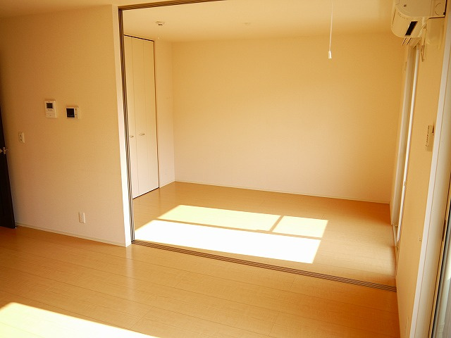 メゾンｅコート　Ａ棟の洋室|落ち着いた色調の洋室です