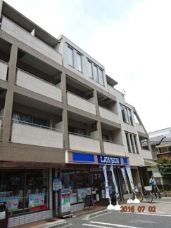 【外観】 | 1階にローソンがは入っているためお買い物便利。バス停も1分の好立地。