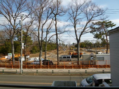 【周辺】 | ベルコート井の頭 | 目の前の井之頭公園駐車場　左側がジブリの森美術館