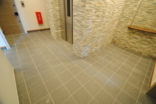 久留米市野中町の賃貸マンションのエントランス