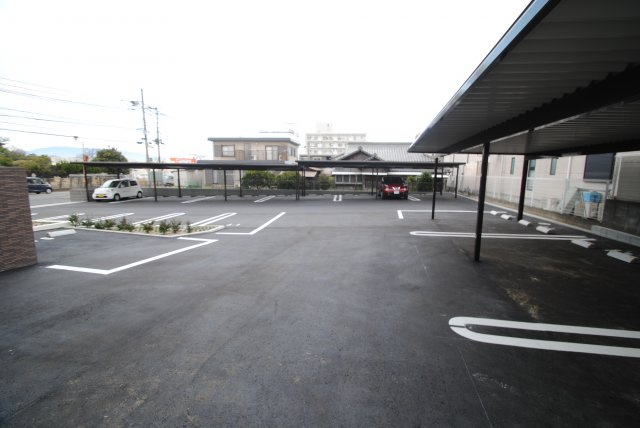 久留米市野中町の賃貸マンションの駐車場