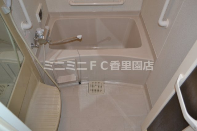 出口４丁目貸家の浴室|キレイな浴室