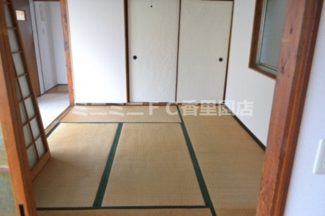 出口４丁目貸家の収納|１階の和室には大きな押入れがあります