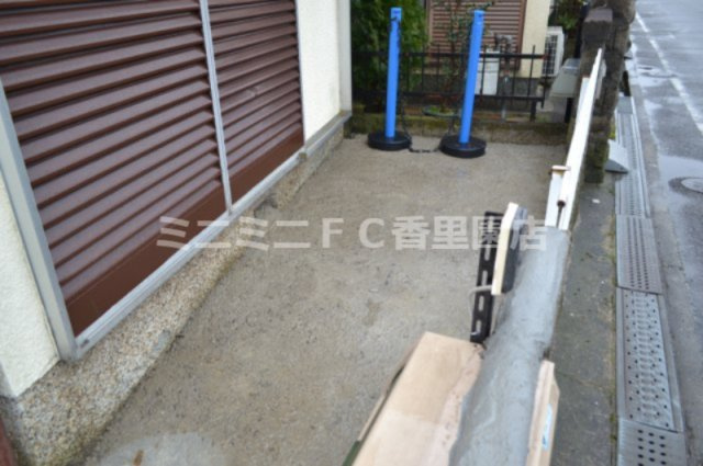 出口４丁目貸家のその他共用部分|敷地内駐輪バイク置場