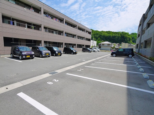 トウケンコーポ桜井南の駐車場|車をお持ちの方に嬉しい駐車場付きの物件です