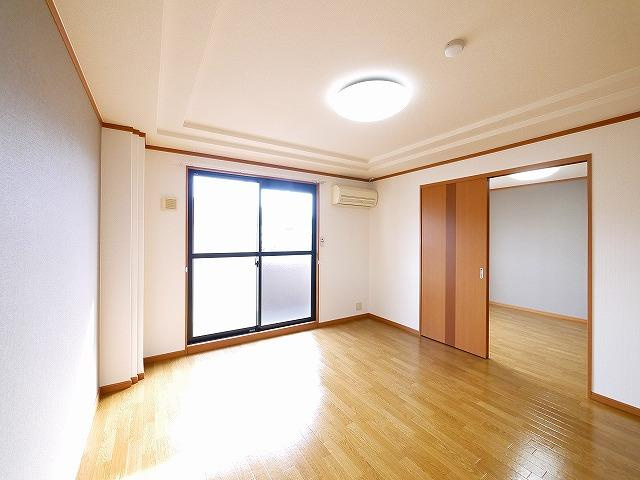 トウケンコーポ桜井南の居間・リビング|こちらのリビングで趣味の時間をお楽しみください