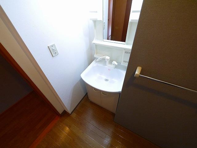 トウケンコーポ桜井南の洗面所|独立洗面台です