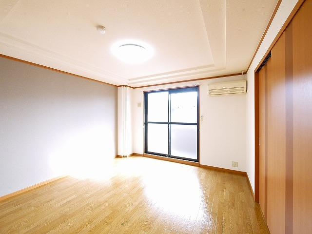 トウケンコーポ桜井南の居間・リビング|明るいリビングです