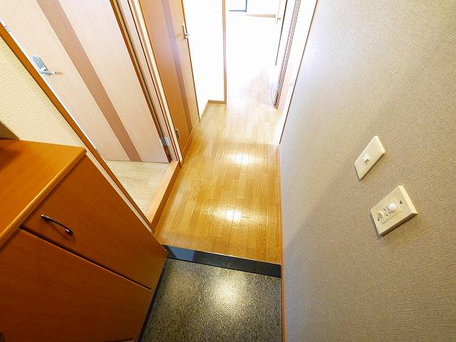 トウケンコーポ桜井南の玄関|カードキーシステムで防犯面も安心です