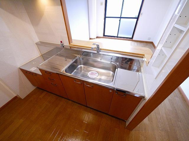 トウケンコーポ桜井南のキッチン|コンパクトなキッチンで掃除もラクラク