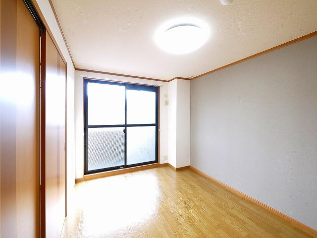 トウケンコーポ桜井南の寝室|落ち着いた色調の寝室です