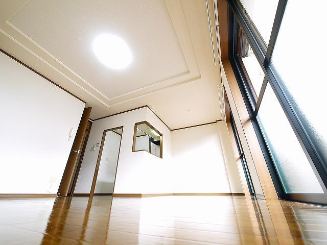 グレイス・ヴィラ（合場町）の居間・リビング|照明付きで初期費用がお得です