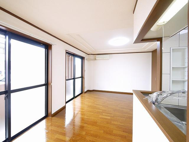 グレイス・ヴィラ（合場町）の居間・リビング|大きな窓が二つもあり、大変明るいリビングです