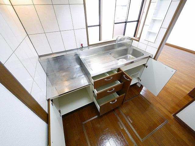 グレイス・ヴィラ（合場町）のキッチン|収納スペースも豊富です