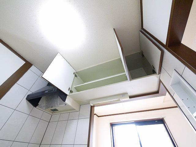 グレイス・ヴィラ（合場町）のキッチン|キッチン上部は換気扇と戸棚があります