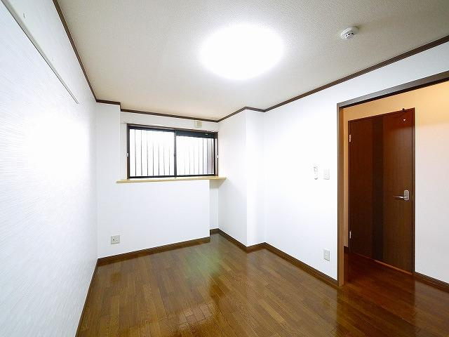 グレイス・ヴィラ（合場町）の寝室|窓の下の棚に小物などが飾れます