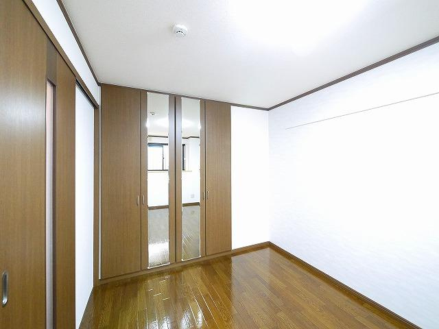 グレイス・ヴィラ（合場町）の洋室|クローゼットに鏡がついていて便利です