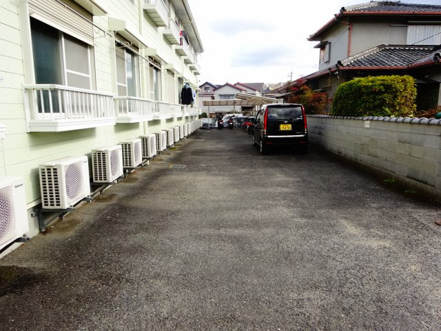 エステートピア汐之宮の駐車場