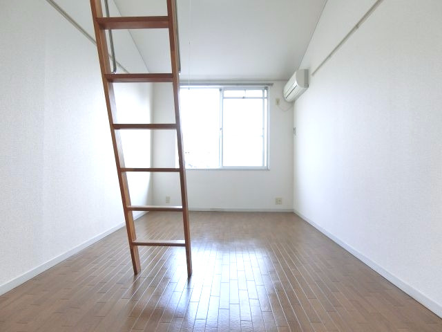 エステートピア汐之宮の居間・リビング