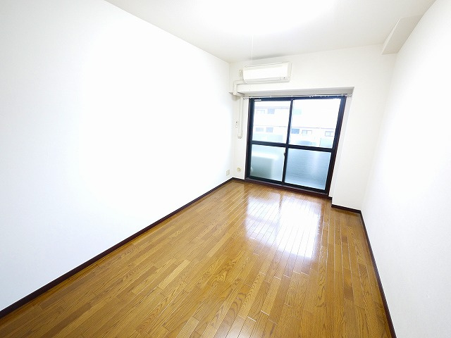 万葉Ⅰ（マンション万葉Ⅰ）の居間・リビング|こちらの居間で趣味の時間をお楽しみください