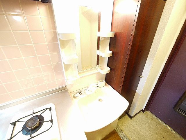 万葉Ⅰ（マンション万葉Ⅰ）の洗面所|広い洗面スペース