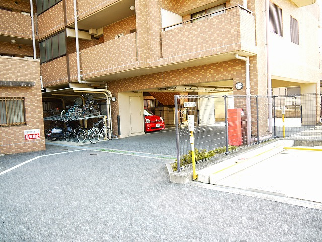 プランドール阪奈の駐車場