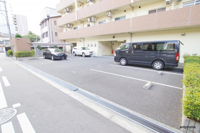 ONEROOFFLATTENJINBASHI(旧:シャルマンフジ天神橋)の駐車場