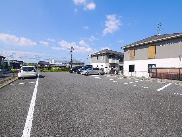 ピュアズ光台Bの駐車場|駐車場があるので、車を買う予定の方も安心です