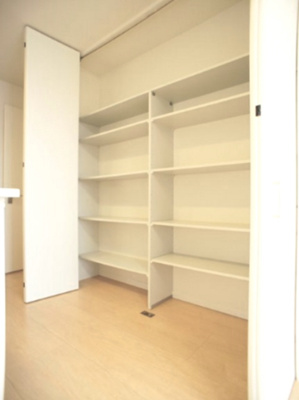 【その他】 | ドルチェコートＣ | キッチン横に大型収納スペースがあります。