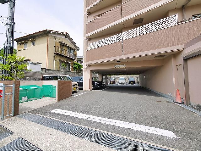 グランコート富雄の駐車場