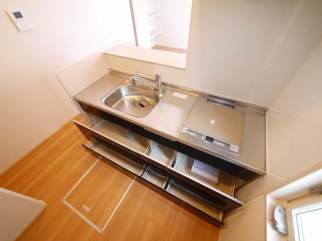 コージーコートB（三笠）のキッチン|コンパクトなキッチンで掃除もラクラク