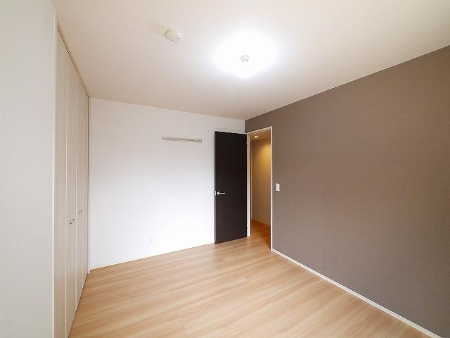 コージーコートB（三笠）の寝室|落ち着いた色調の寝室です