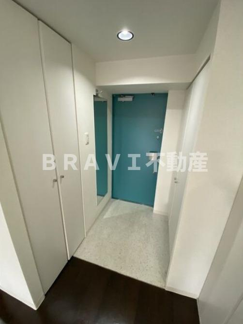 フローライト長堀橋　BRAVI不動産の玄関