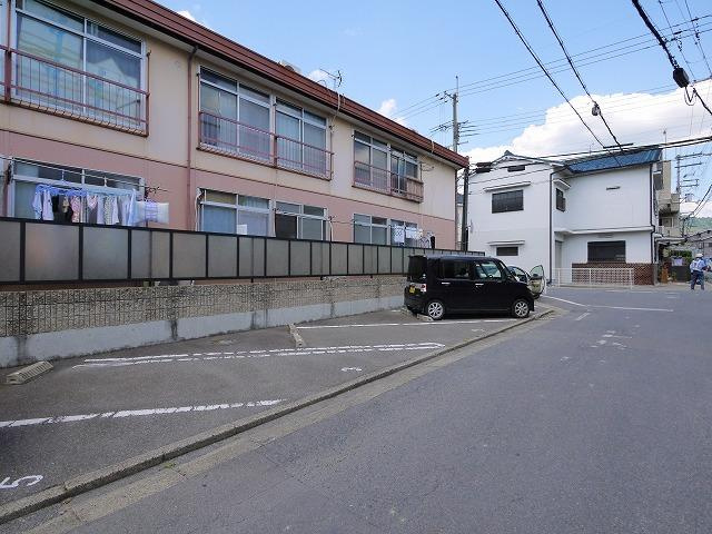 若葉ハイツの駐車場