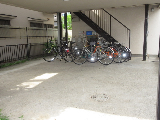 ハウスアオヤマのその他共用部分|屋根付き駐輪場