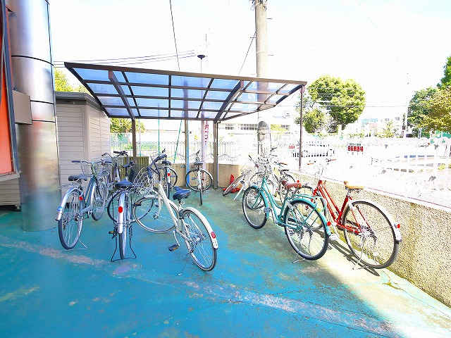 奈良アサカハイツのその他共用部分|ゆったりとした駐輪スペース。