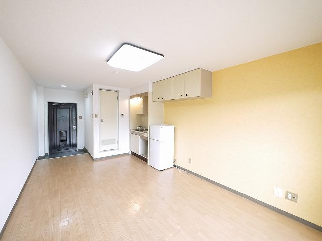 奈良アサカハイツの居間・リビング|明るい洋室です。